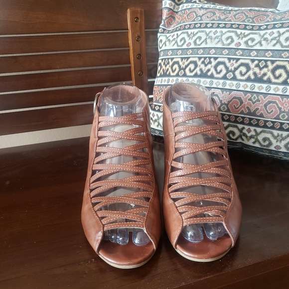 New Direction Relax Fit Sandals! - Picture 3 of 9